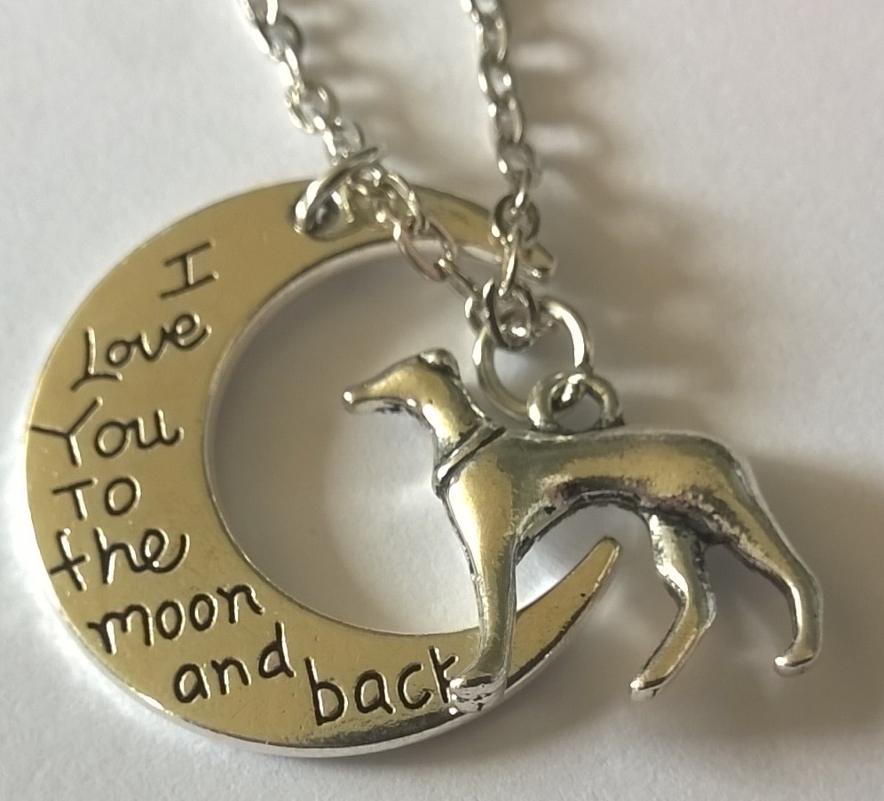 ketting met windHOND en MAAN met tekst; I love you to the moon and back